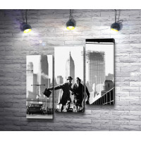 Счастливая пара на прогулке в Нью-Йорке, черно-белое фото