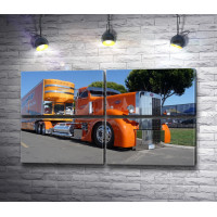 Оранжевый капотный грузовик Peterbilt