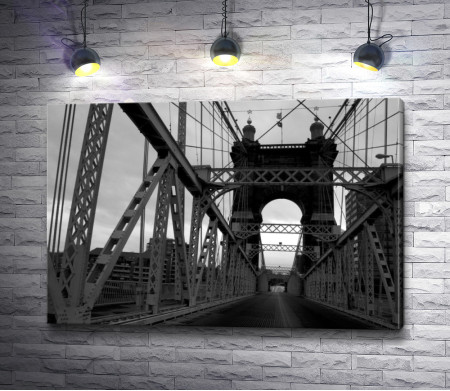 Мост в черно-белой гамме