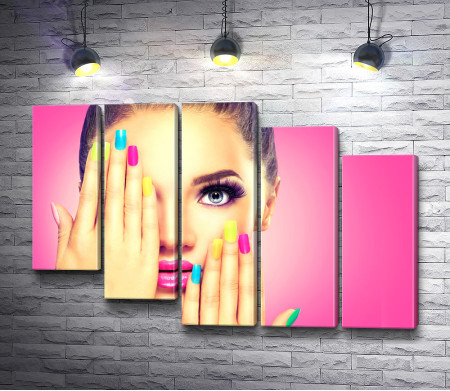 Фото девушки с разноцветными ногтями на розовом фоне