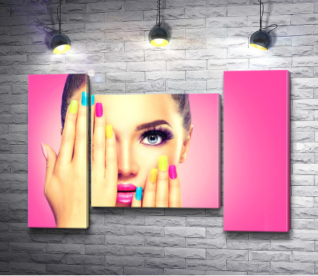 Фото девушки с разноцветными ногтями на розовом фоне