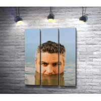Красавец Джордж Клуни купается в море