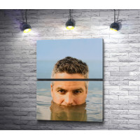 Красавец Джордж Клуни купается в море