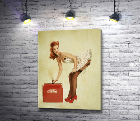Девушка и ящик Coсa-cola
