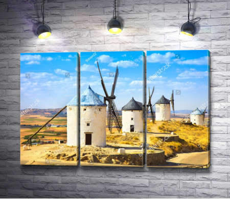 Ветряные мельницы в городе Консуэгра, Испания