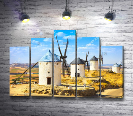 Ветряные мельницы в городе Консуэгра, Испания