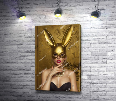 Девушка в золотой маске с кроличьими ушами