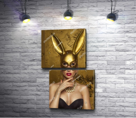 Девушка в золотой маске с кроличьими ушами