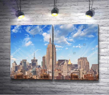 Вид на Эмпайр-стейт-билдинг  в облаках, Нью-Йорк