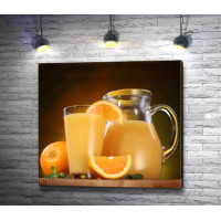 Свежевыжатый апельсиновый сок в графине