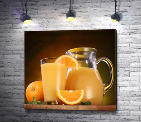 Свежевыжатый апельсиновый сок в графине