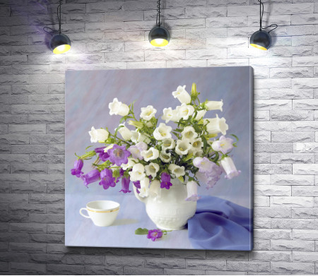 Нежный натюрморт: весенние цветы в вазе и чашка