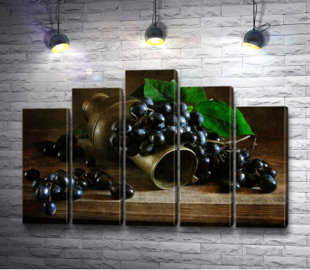 Металлический кувшин с виноградом 