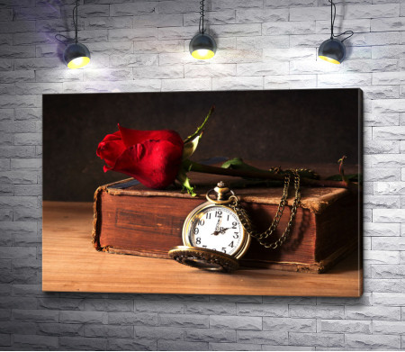 Карманные часы и красная роза на книге 