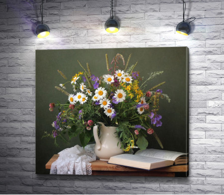 Весенние цветы в вазе и открытая книга 