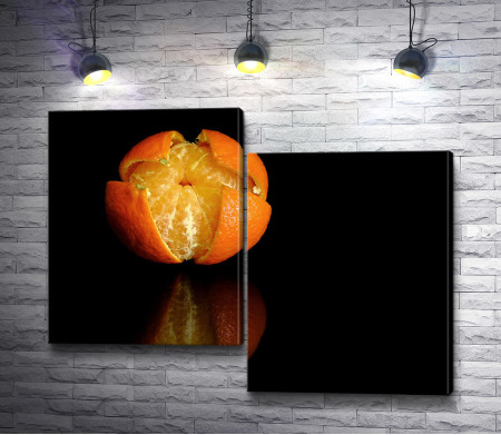 Апельсин на зеркальной поверхности 