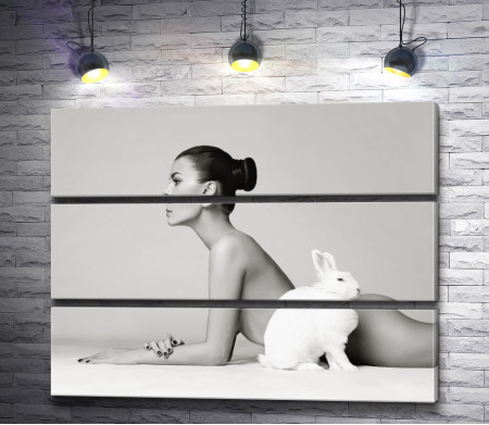 Стройная девушка с кроликом. фото в черно-белой гамме 