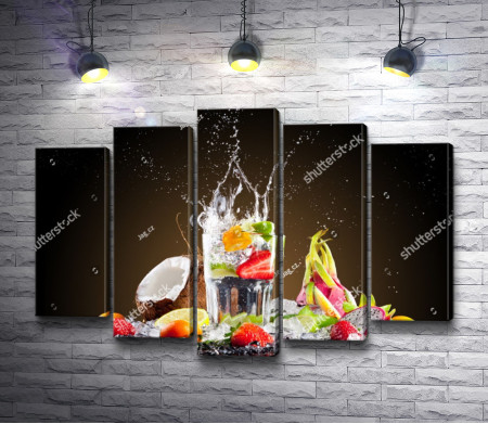 Тропический коктейль с кубиками льда и ягодами с фруктами 