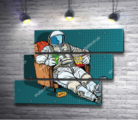 Астронавт сидит в кресле с едой 