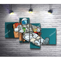 Астронавт сидит в кресле с едой 