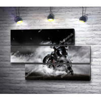 Байкер на мотоцикле в дыму, черно-белое фото 