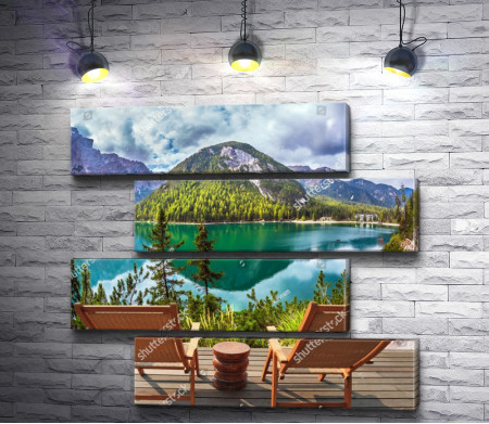 Деревянные кресла с видом на зеркальное озеро и горы 