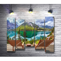 Деревянные кресла с видом на зеркальное озеро и горы 