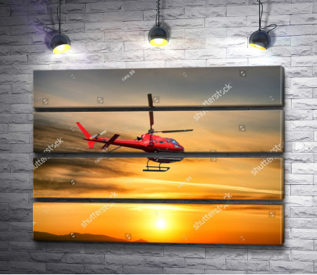 Красный вертолет в небе во время заката 