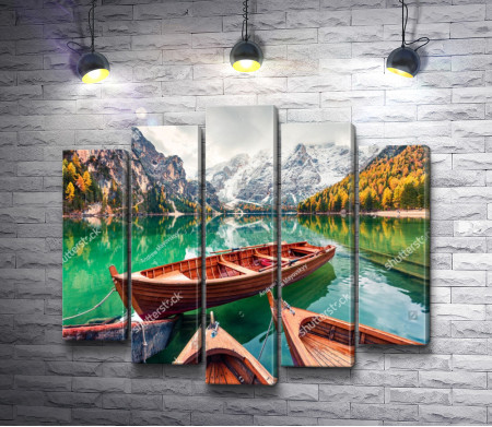 Лодки на зеркальном озере на фоне осенних гор