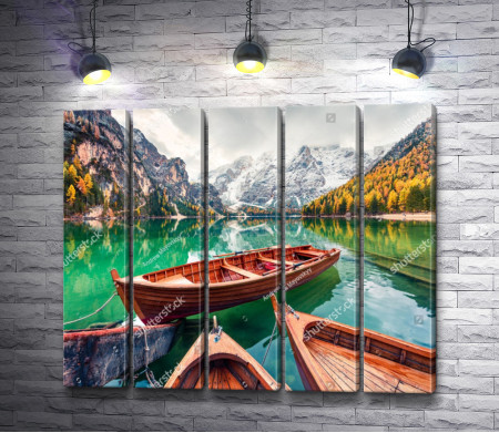 Лодки на зеркальном озере на фоне осенних гор
