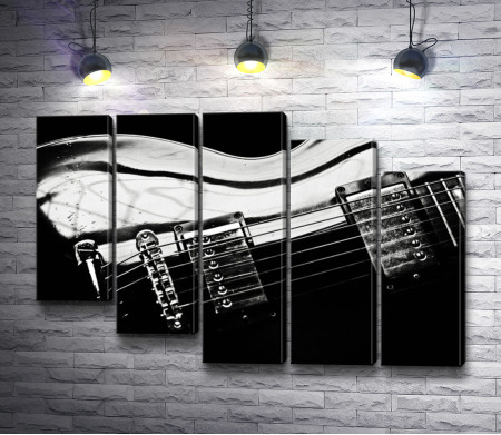 Струны электрогитары, черно-белое фото 