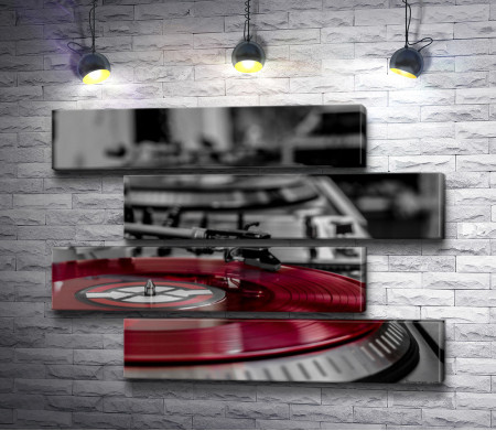 Красная виниловая пластинка в проигрывателе, черно-белое фото с акцентом 