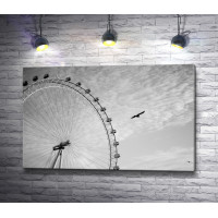 Птица над колесом обозрения Лондонский глаз, черно-белое фото