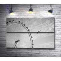 Птица над колесом обозрения Лондонский глаз, черно-белое фото
