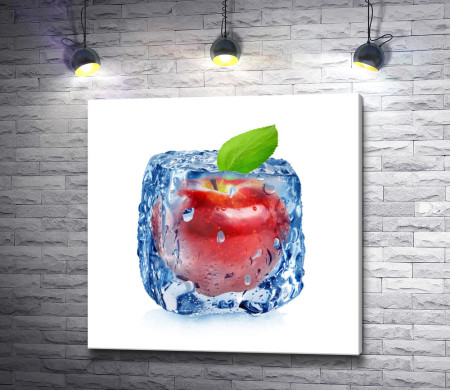 Яблоко в кусочке льда 
