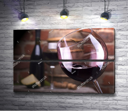 Бокал с вином на фоне винной бутылки 
