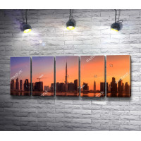 Панорамный вид на Бизнес-Бэй во время заката, Дубаи