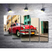 Красный ретро-автомобиль на улицах Кубы 