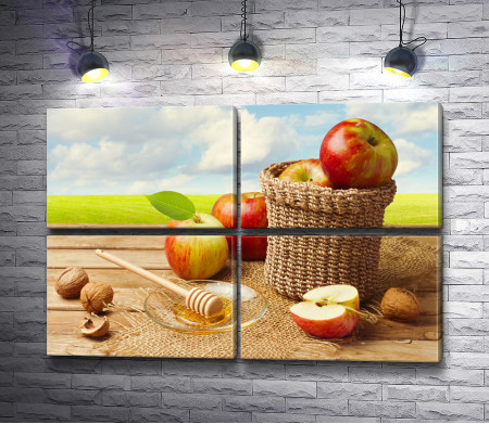 Яблоки в плетеной корзине и мед