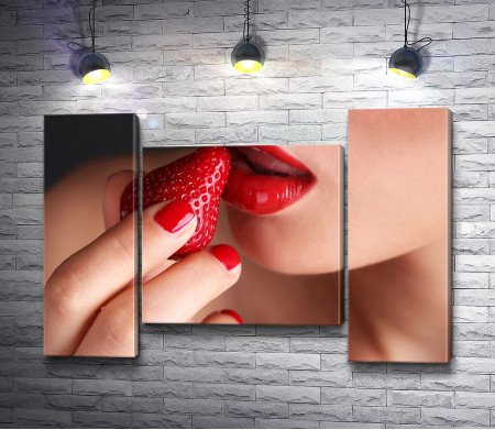 Девушка с красными губами ест клубнику 