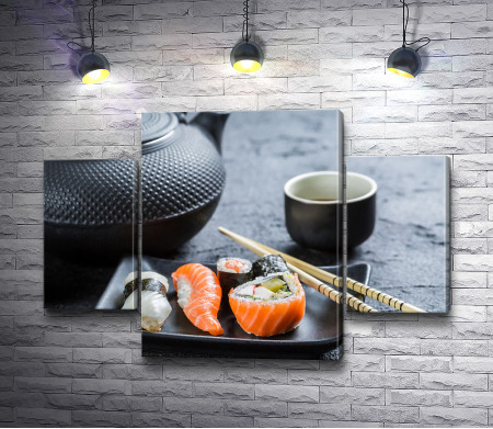 Японские суши с палочками и чай