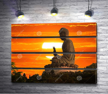 Статуя Будды в лучах заката