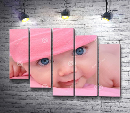 Младенец в розовой шапочке