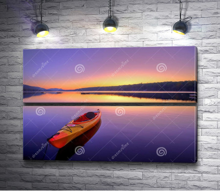 Каяк на озере во время восхода солнца