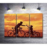 Семья на велосипедах во время заката