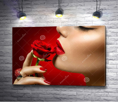 Красивая девушка и алая роза