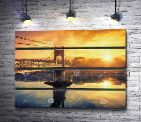 Золотой восход солнца над мостом