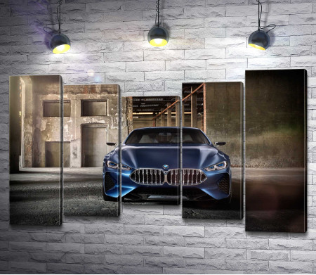 Синий BMW 8 Series н заброшенном складе