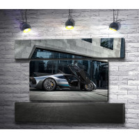 Автомобиль Mercedes-AMG Project One  цвета металлик возле бизнес центра