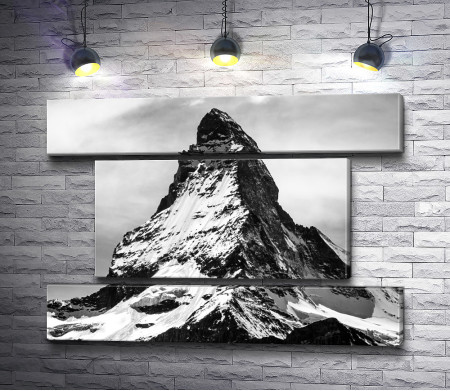 Вершина горы в черно-белой гамме